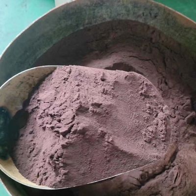 Gesproeid, eiwitrijk, weinig as en weinig vocht bevattend toevoegingsmiddel voor visvoeders