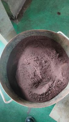 Gesproeid, eiwitrijk, weinig as en weinig vocht bevattend toevoegingsmiddel voor visvoeders